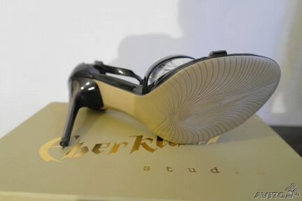 Лаковые босоножки на высоком каблуке