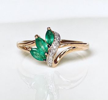 Золотое кольцо с изумрудами и бриллиантами