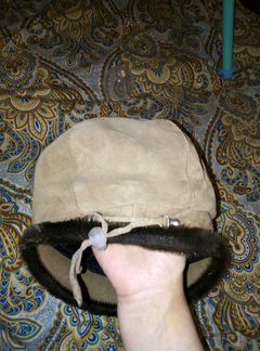 Женский берет с козырьком