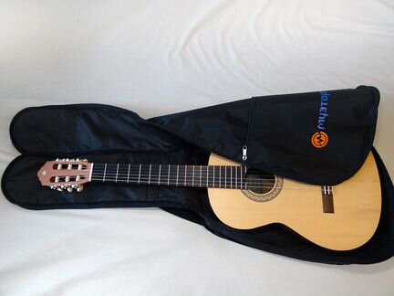 Гитара Yamaha C40M с утепленным чехлом