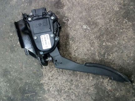 Педаль газа Рено Дастер