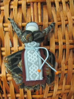 Куколка - брошь 