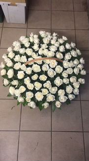 Корзина белых роз