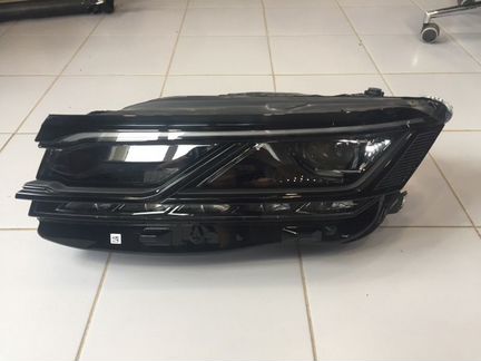 Фара левая Volkswagen Touareg CR7 2019