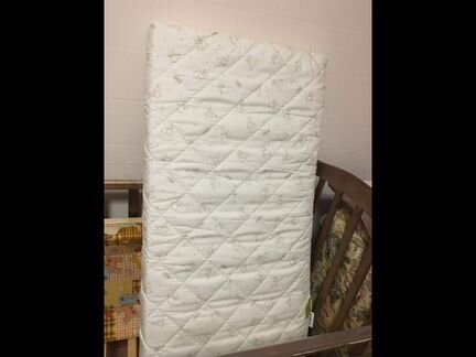 Детская кроватка с матрасом и пеленальником