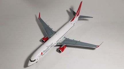 Модель самолета Boeing 737-800 1/144