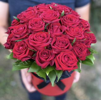 Розы в шляпной коробке