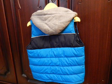 Жилет утепленный с капюшоном р.122 б/у