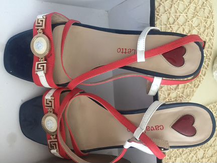 Босоножки белые красные синие кожа