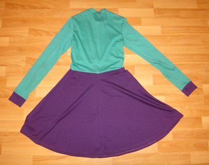 Платье приталенное зелено-фиолетовое с поясом